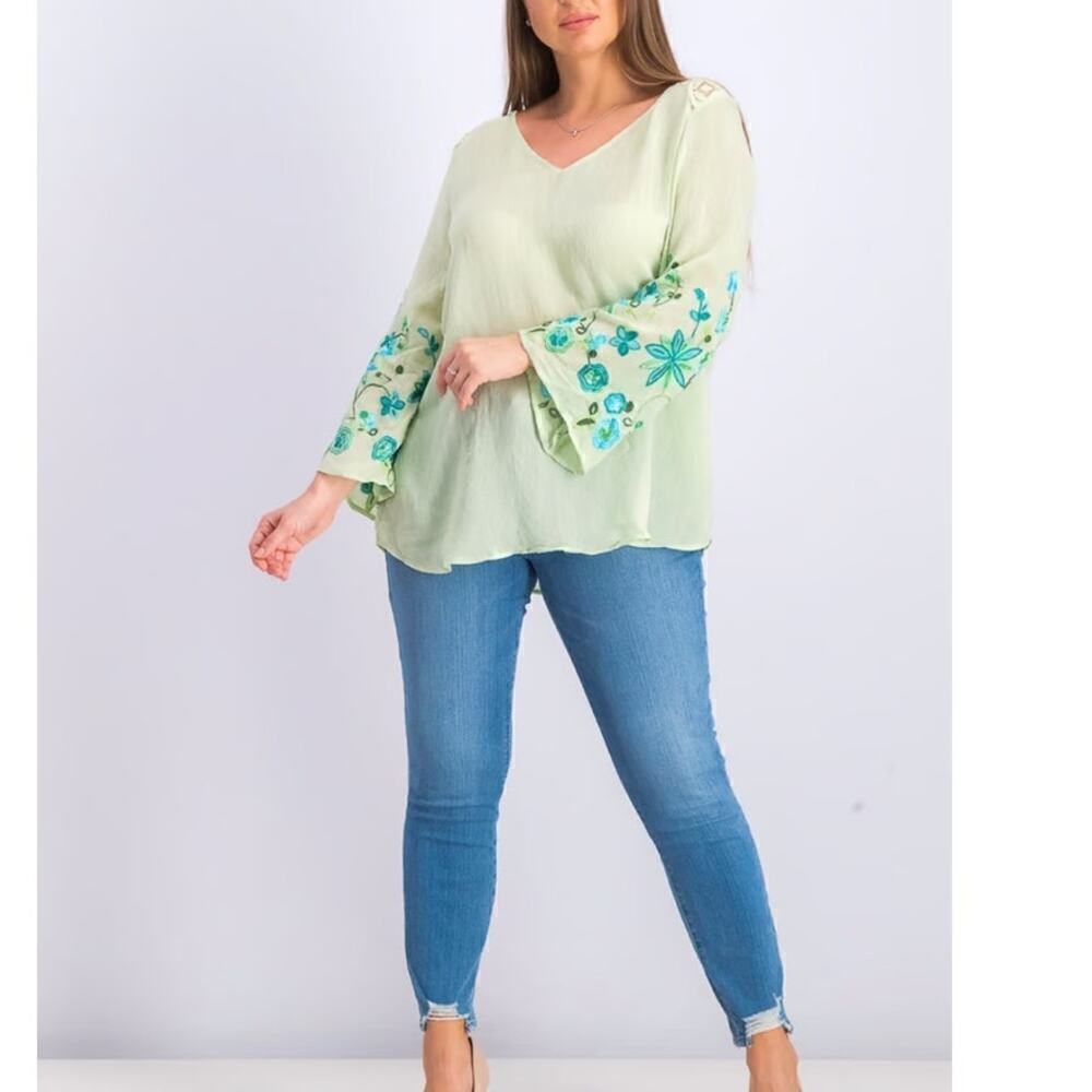 Figueroa & Flower Embroidered Blouse V-Neck, Bell Sleeve Green/Blue size Medium - Picture 14 of 14